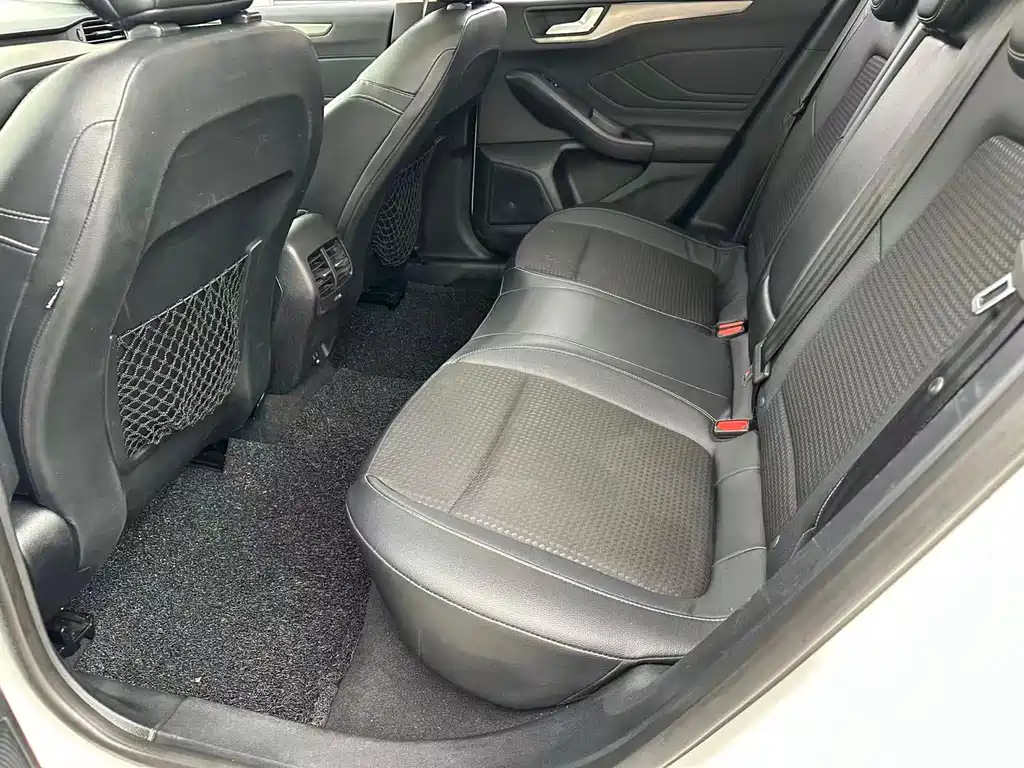 Focus Sedan EcoBoost 180 Auto Sharp Trend