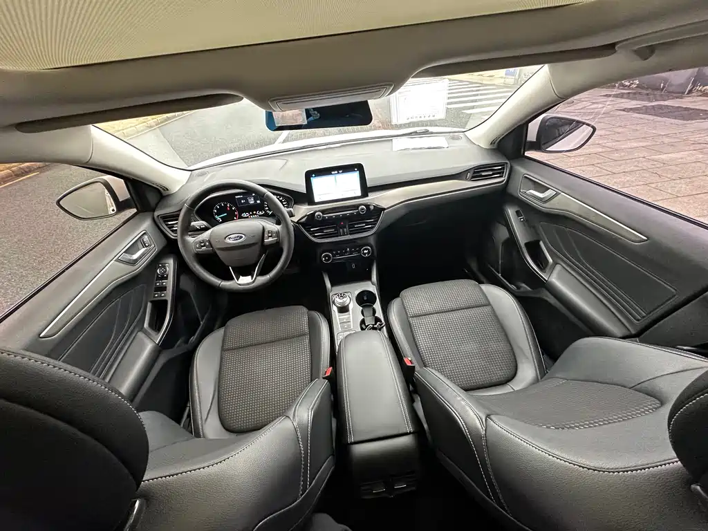 Focus Sedan EcoBoost 180 Auto Sharp Trend