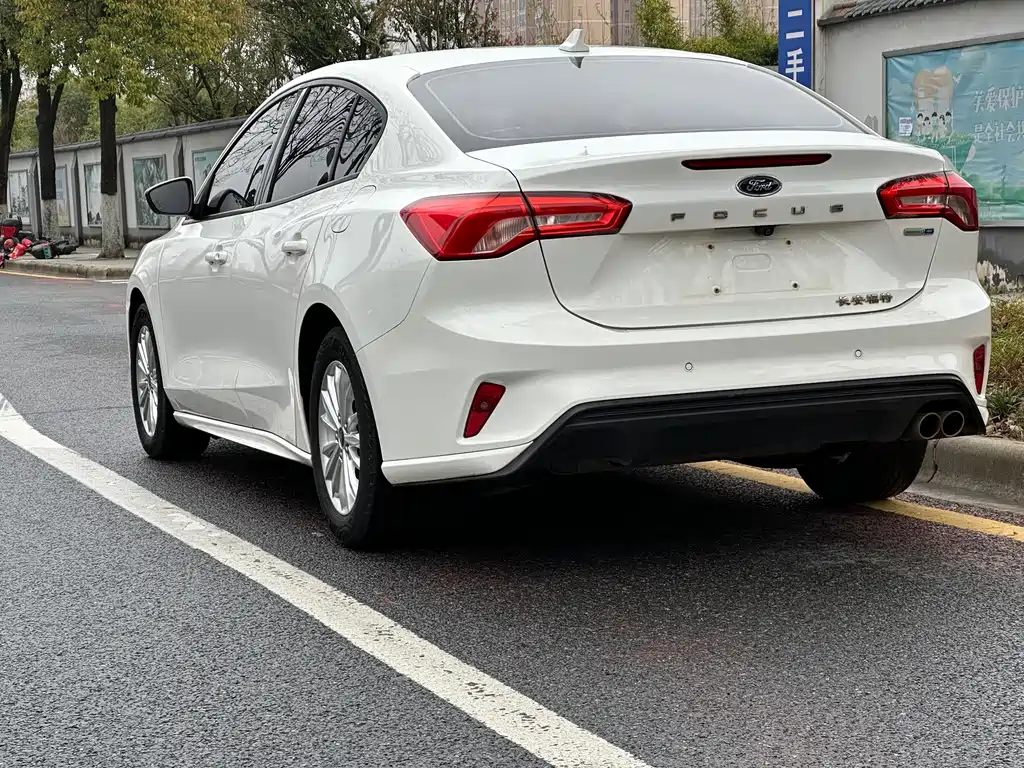 Focus Sedan EcoBoost 180 Auto Sharp Trend