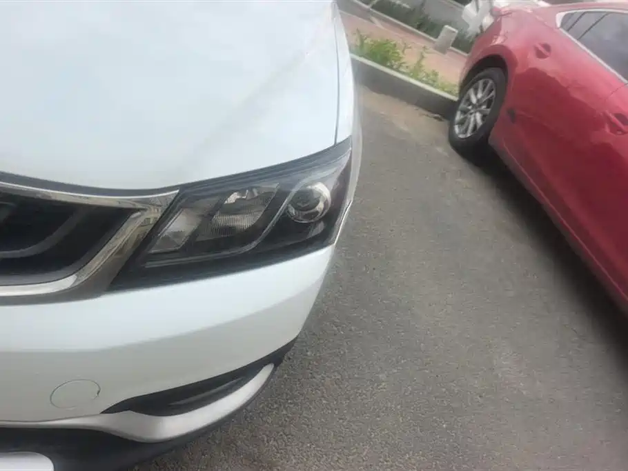 Emgrand Hatchback RS 1.5 L CVT Upward