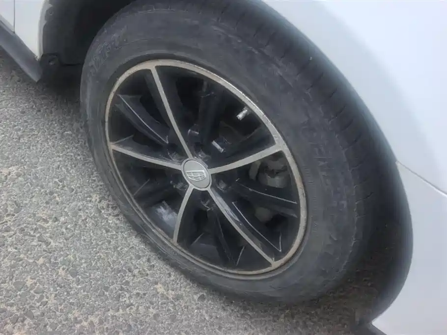Emgrand Hatchback RS 1.5 L CVT Upward