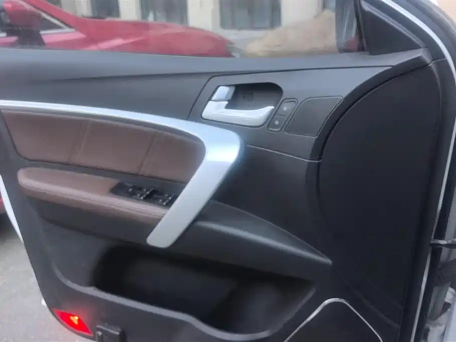 Emgrand Hatchback RS 1.5 L CVT Upward