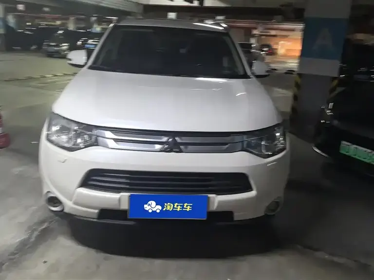 Mitsubishi Outlander (Import) 欧蓝德进口 2014款 2.4 L 四驱豪华超值版 7座