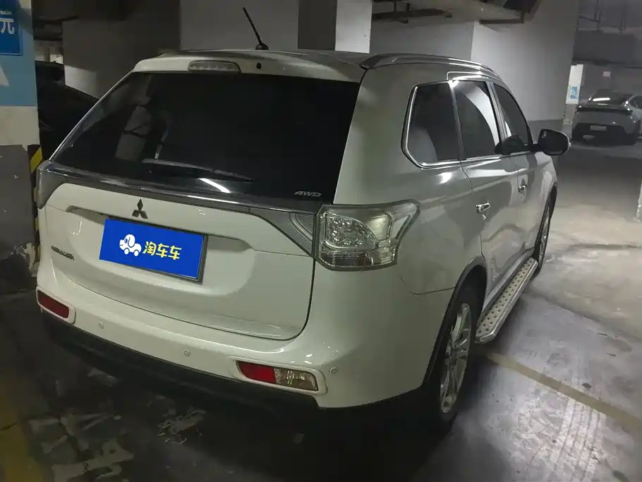 Outlander (Import) 欧蓝德进口 2014款 2.4 L 四驱豪华超值版 7座