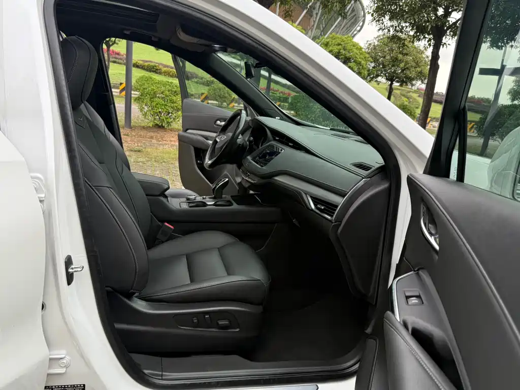 Cadillac XT4 28 T 2 WD Leading