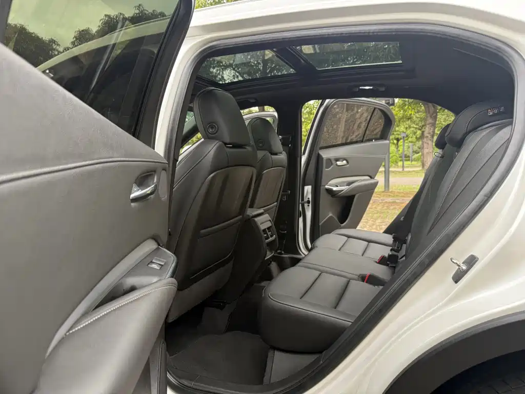 Cadillac XT4 28 T 2 WD Leading