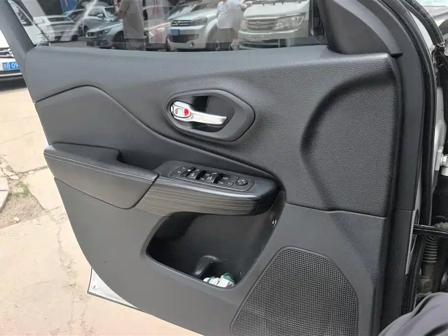Cherokee 自由光 2017款 2.0 L 领先版