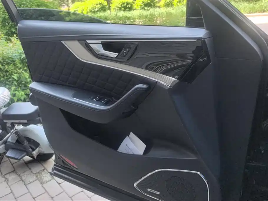 Hongqi HS5 2.0 T Connected Flagship Enjoyment