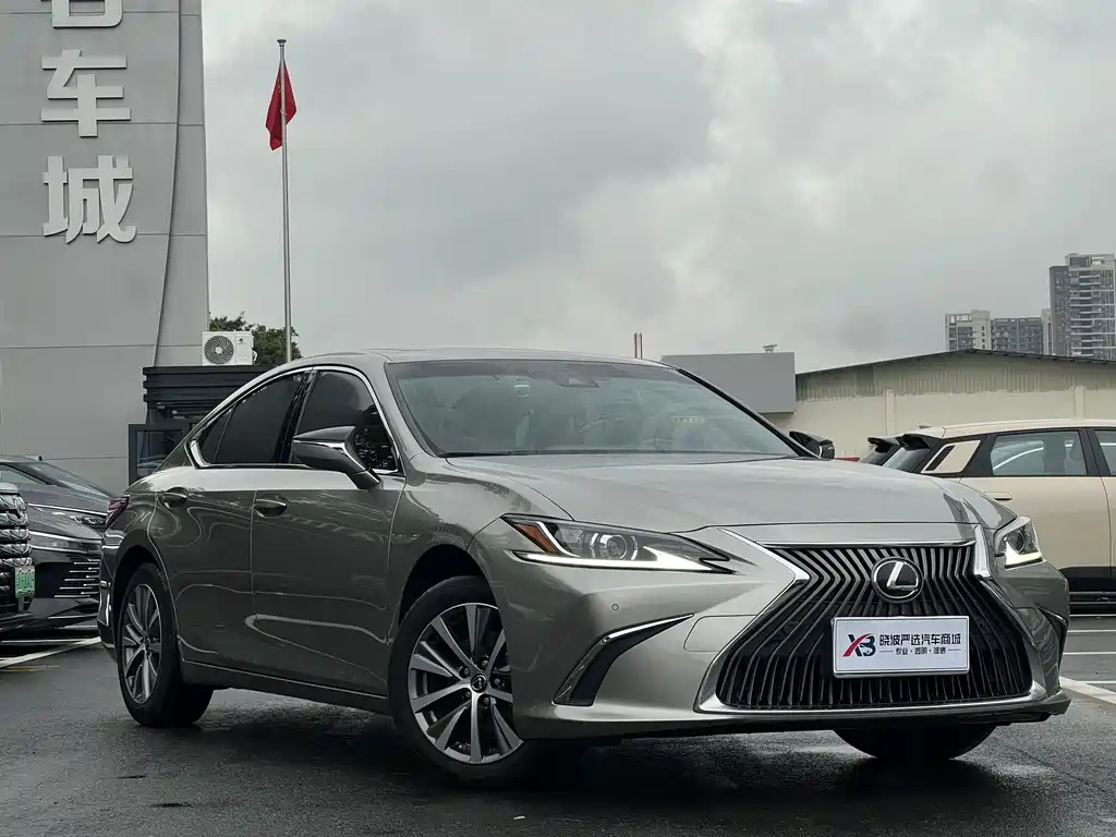 Lexus ES 200 Outstanding
