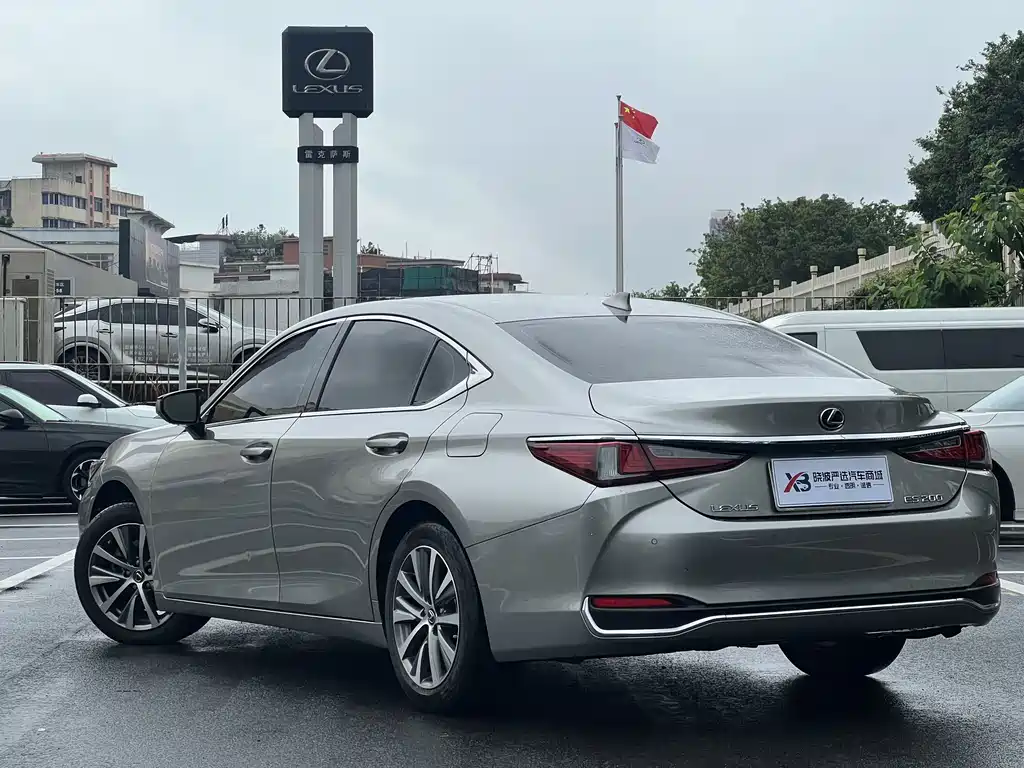 Lexus ES 200 Outstanding