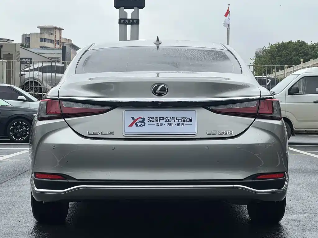 Lexus ES 200 Outstanding