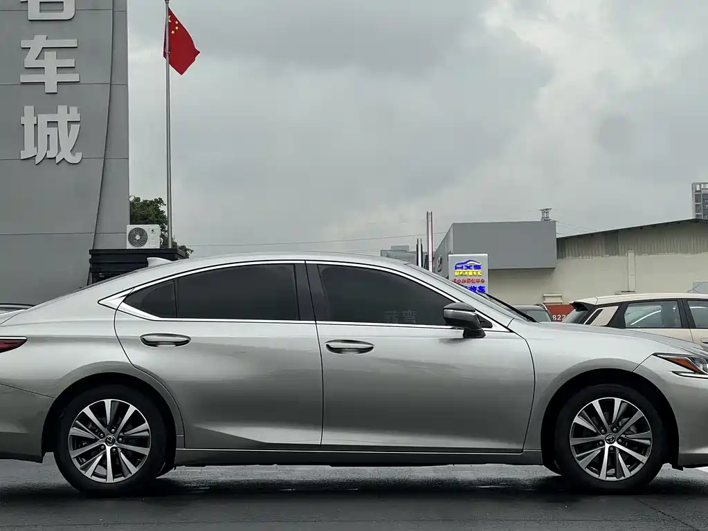 Lexus ES 200 Outstanding