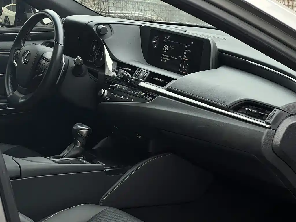 Lexus ES 200 Outstanding