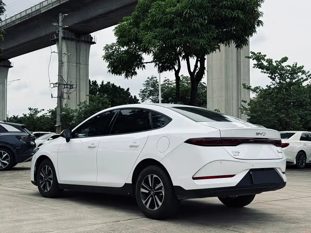 Qin PLUS DM-i Smart Drive 55 KM Leading