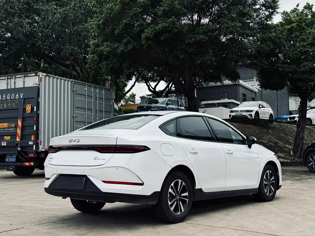 Qin PLUS DM-i Smart Drive 55 KM Leading