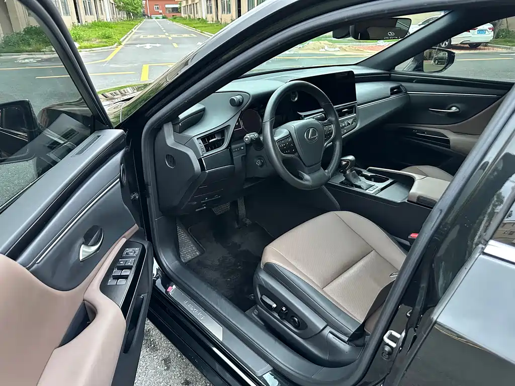 Lexus ES 200 Outstanding