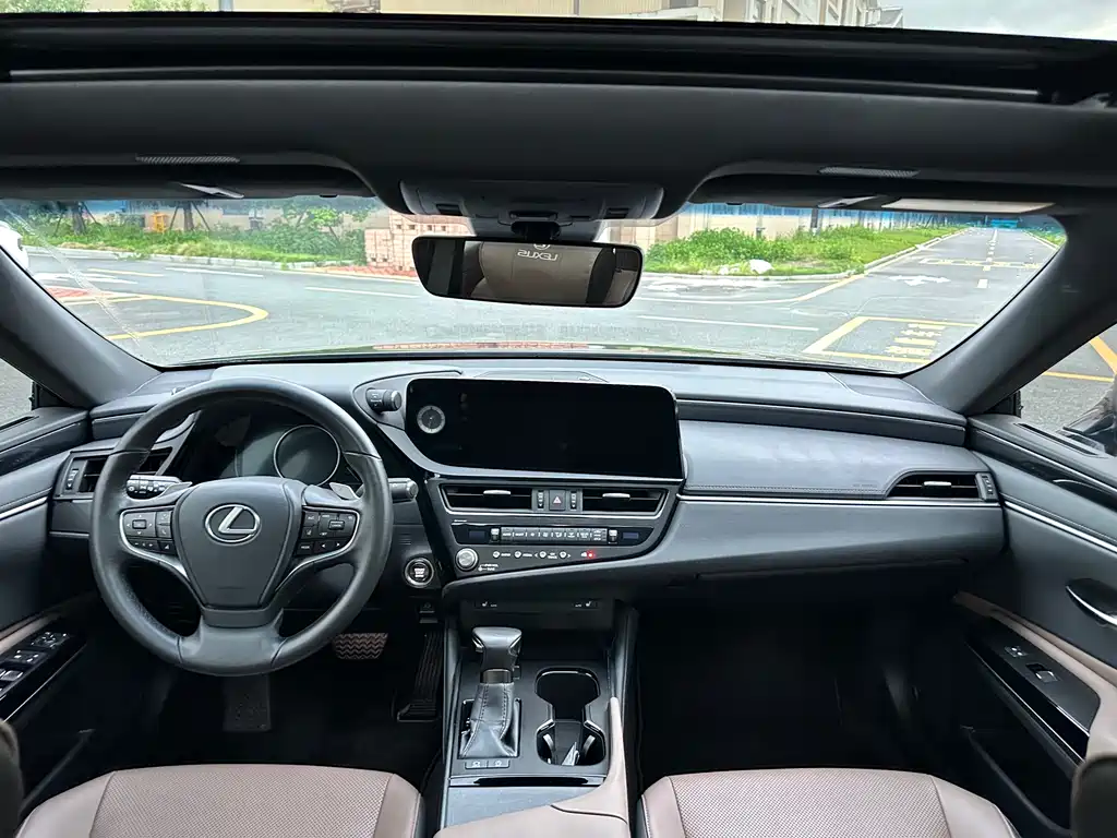 Lexus ES 200 Outstanding