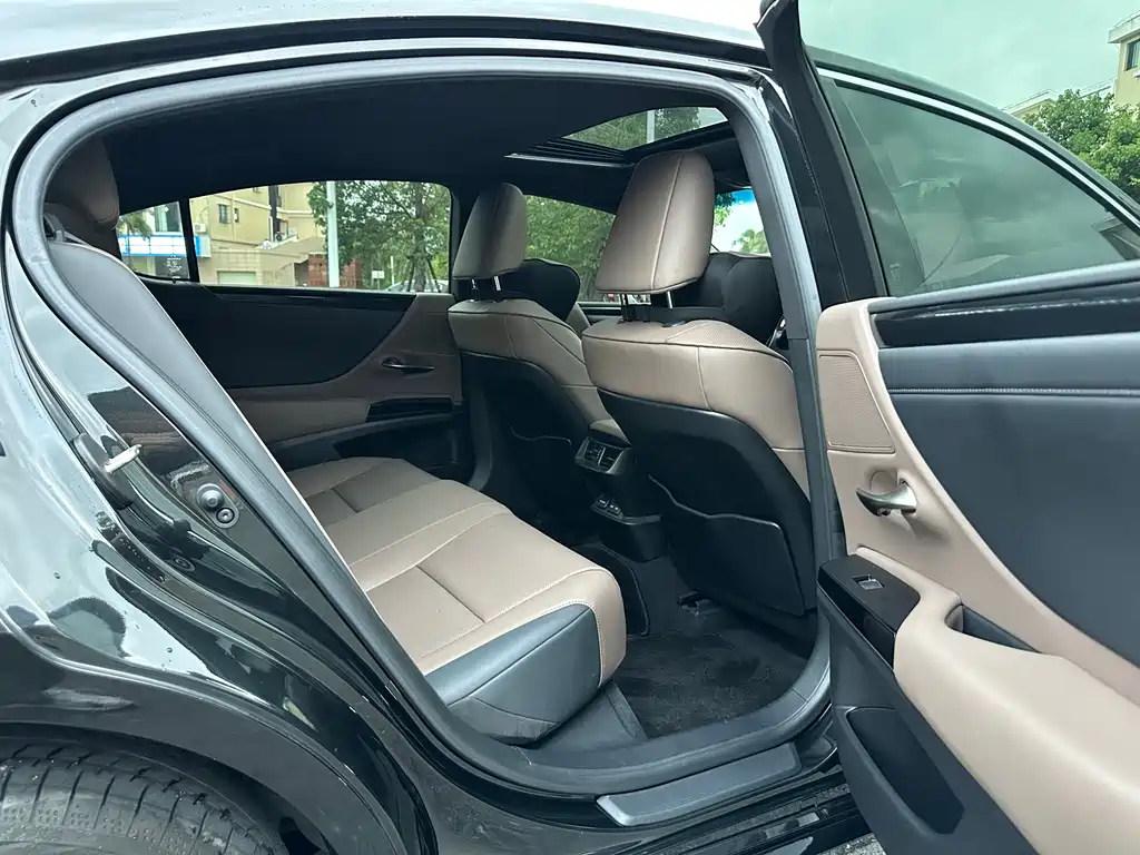 Lexus ES 200 Outstanding