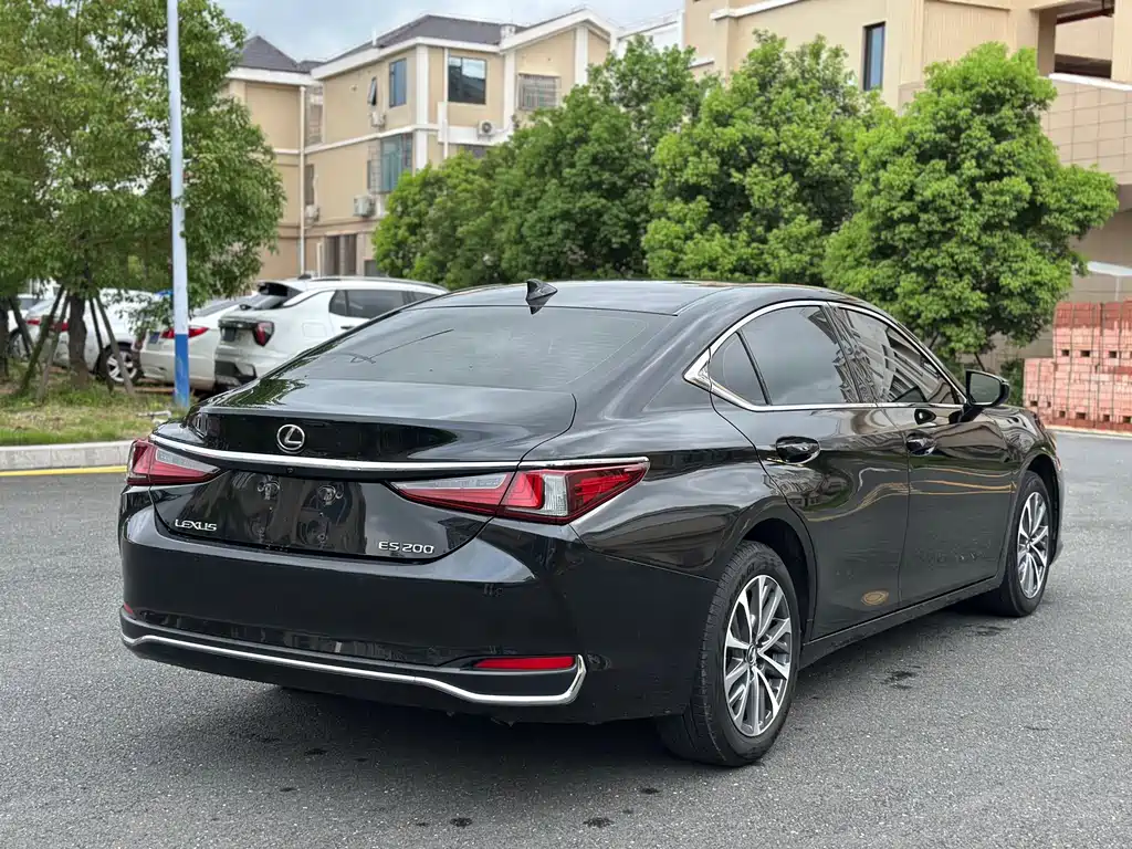 Lexus ES 200 Outstanding