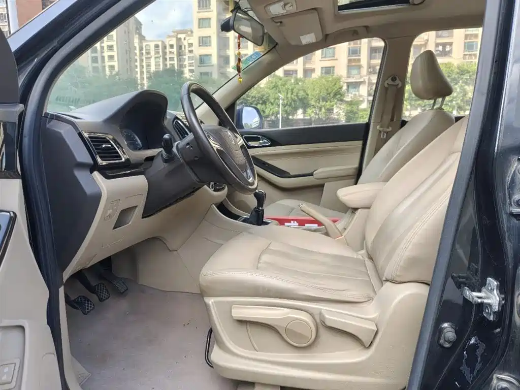 Baojun 730 宝骏730 2015款 1.8 L 手动豪华导航ESP版 7座