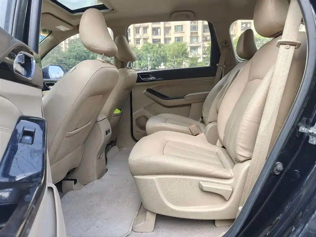 Baojun 730 宝骏730 2015款 1.8 L 手动豪华导航ESP版 7座