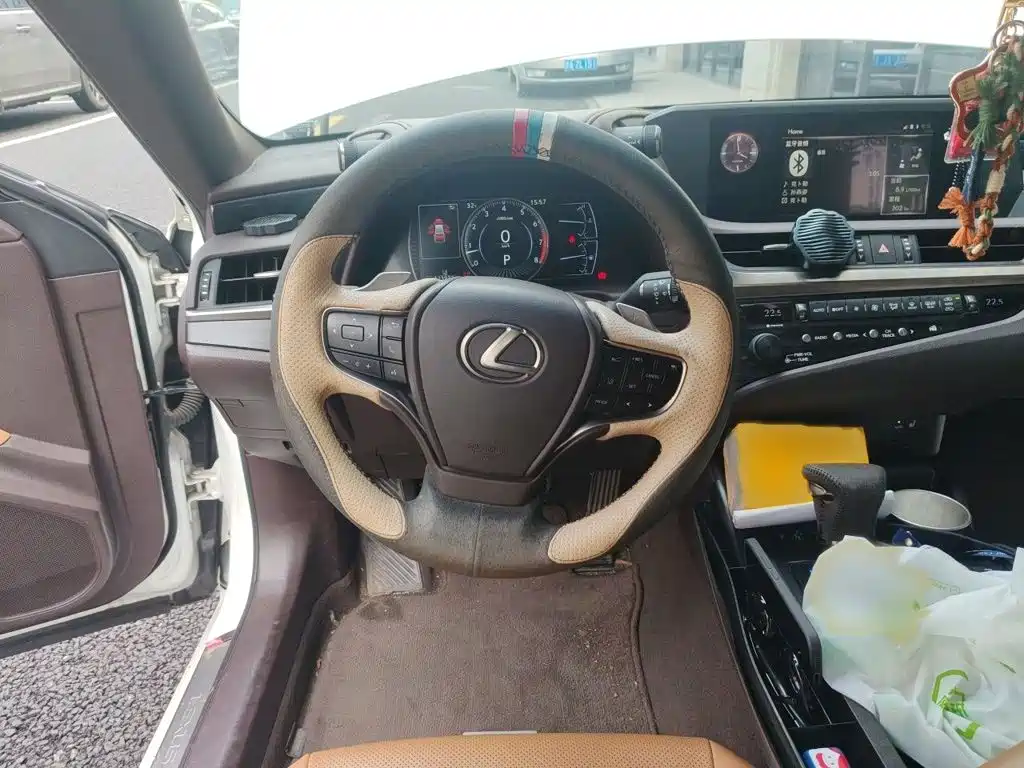 Lexus ES 200 Outstanding CN-V