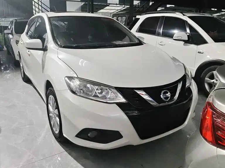 Nissan Tiida 1.6 L CVT Cool Motion