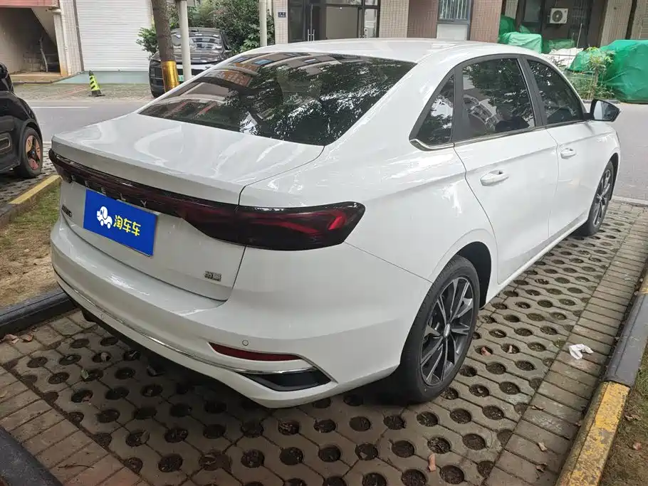Emgrand 4 th Gen 1.5 L CVT Distinguished