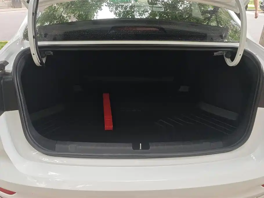 Emgrand 4 th Gen 1.5 L CVT Distinguished