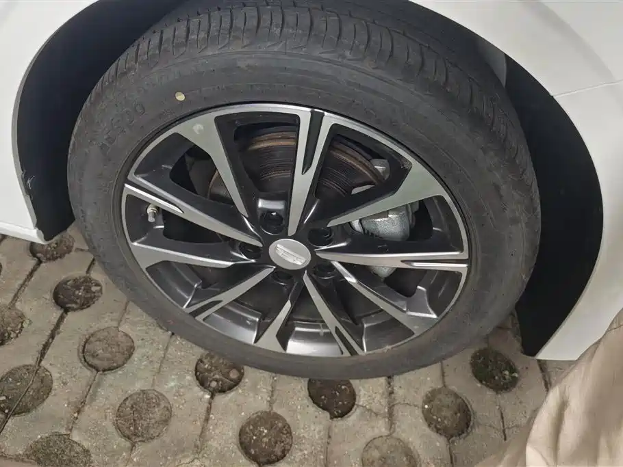 Emgrand 4 th Gen 1.5 L CVT Distinguished