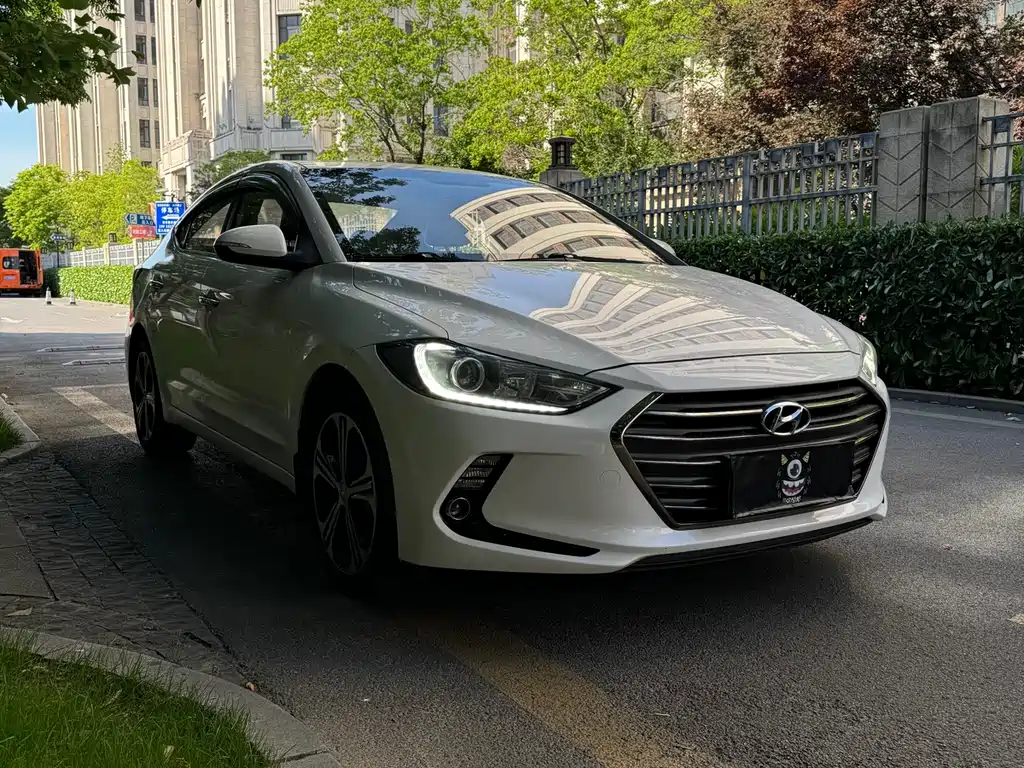 Elantra 1.4 T DCT Dynamic Shine · Active