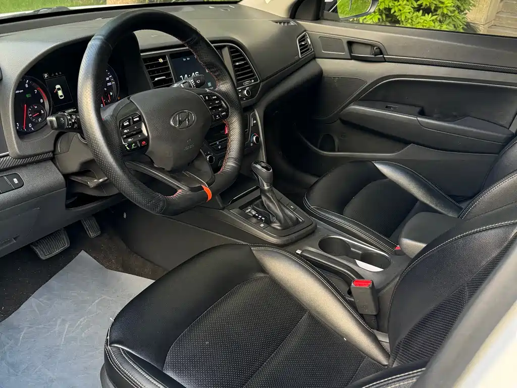 Elantra 1.4 T DCT Dynamic Shine · Active