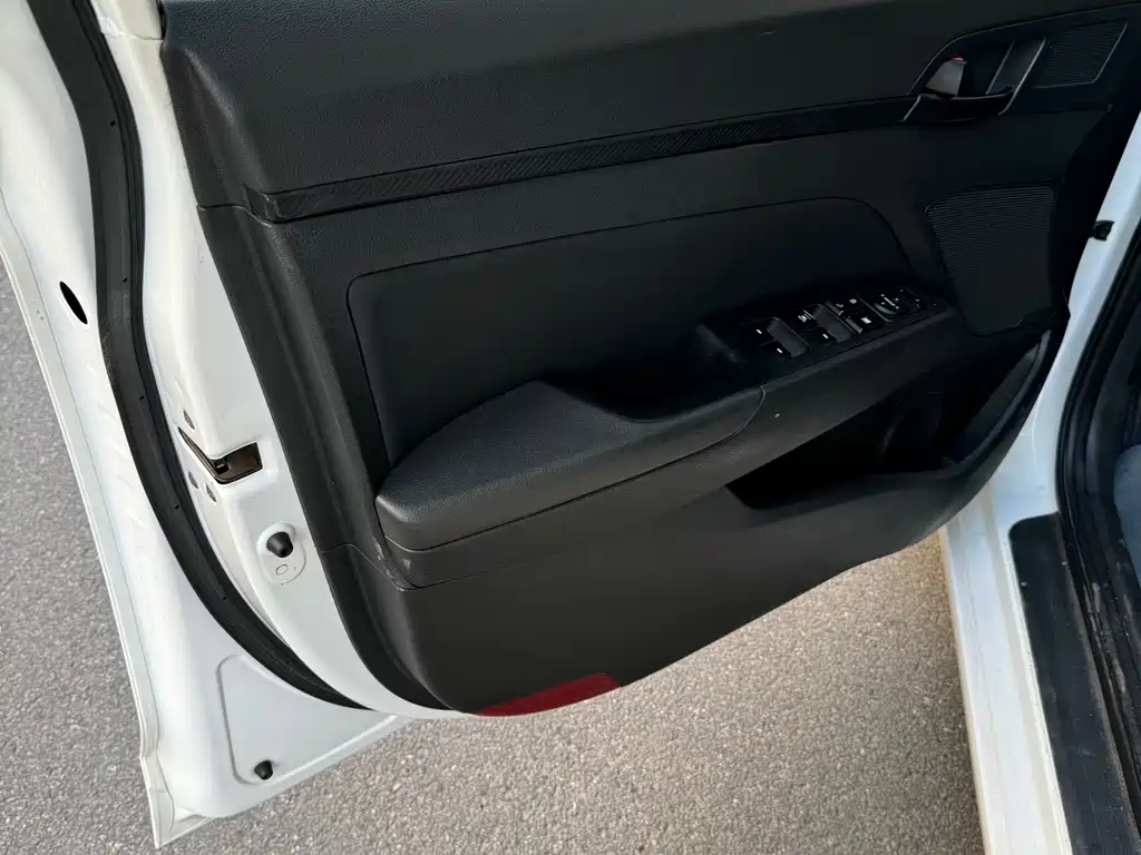 Elantra 1.4 T DCT Dynamic Shine · Active