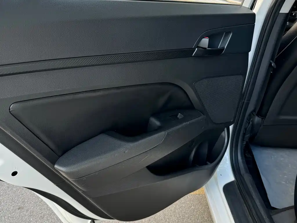 Elantra 1.4 T DCT Dynamic Shine · Active