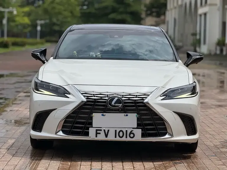 Lexus ES 200 Outstanding