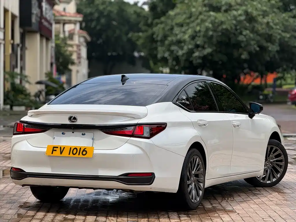 Lexus ES 200 Outstanding