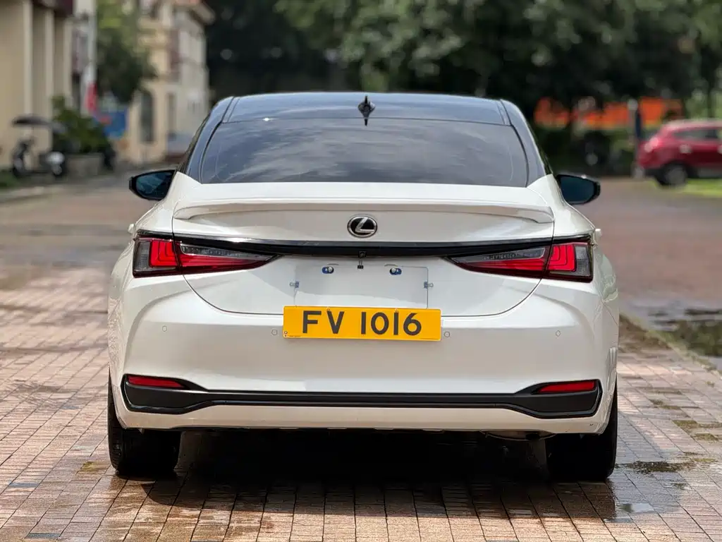 Lexus ES 200 Outstanding