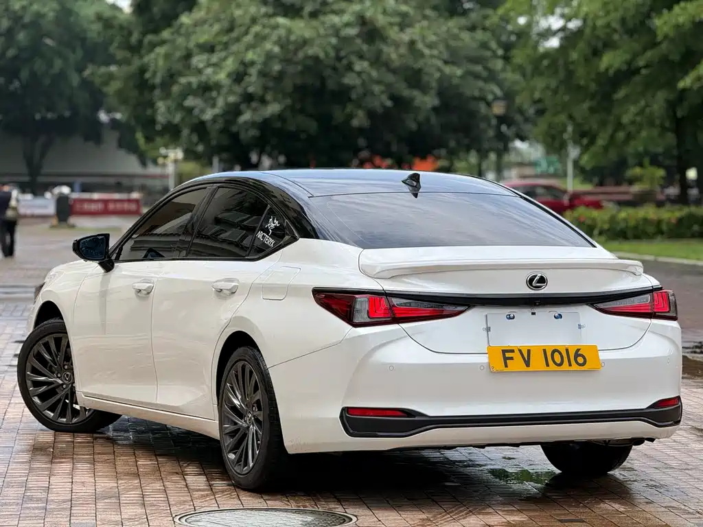 Lexus ES 200 Outstanding