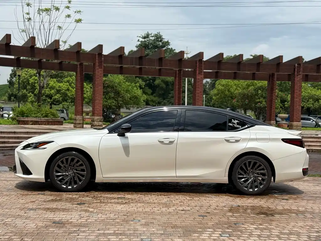 Lexus ES 200 Outstanding