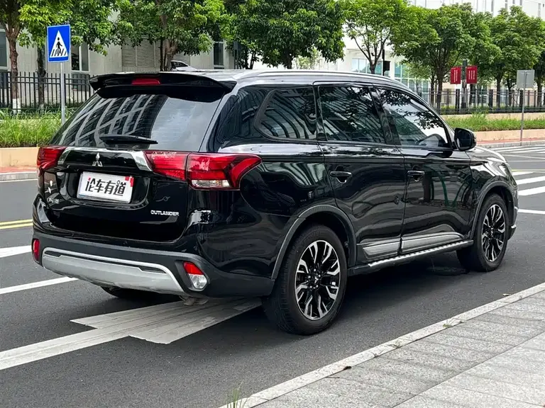 Mitsubishi Outlander 2.0 L 2 WD Smooth Enjoyment 5-seat CN-V
