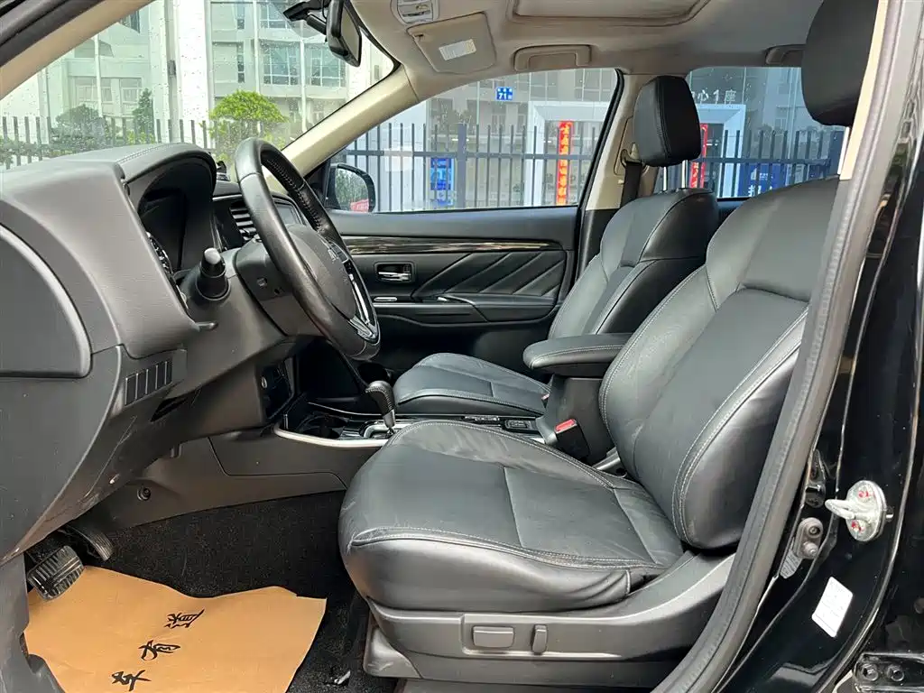 Outlander 2.0 L 2 WD Smooth Enjoyment 5-seat CN-V