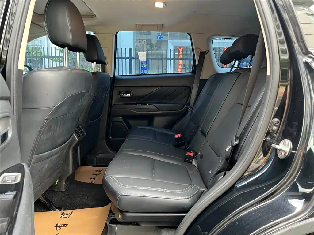 Outlander 2.0 L 2 WD Smooth Enjoyment 5-seat CN-V