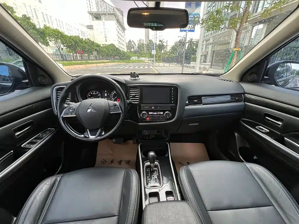 Outlander 2.0 L 2 WD Smooth Enjoyment 5-seat CN-V