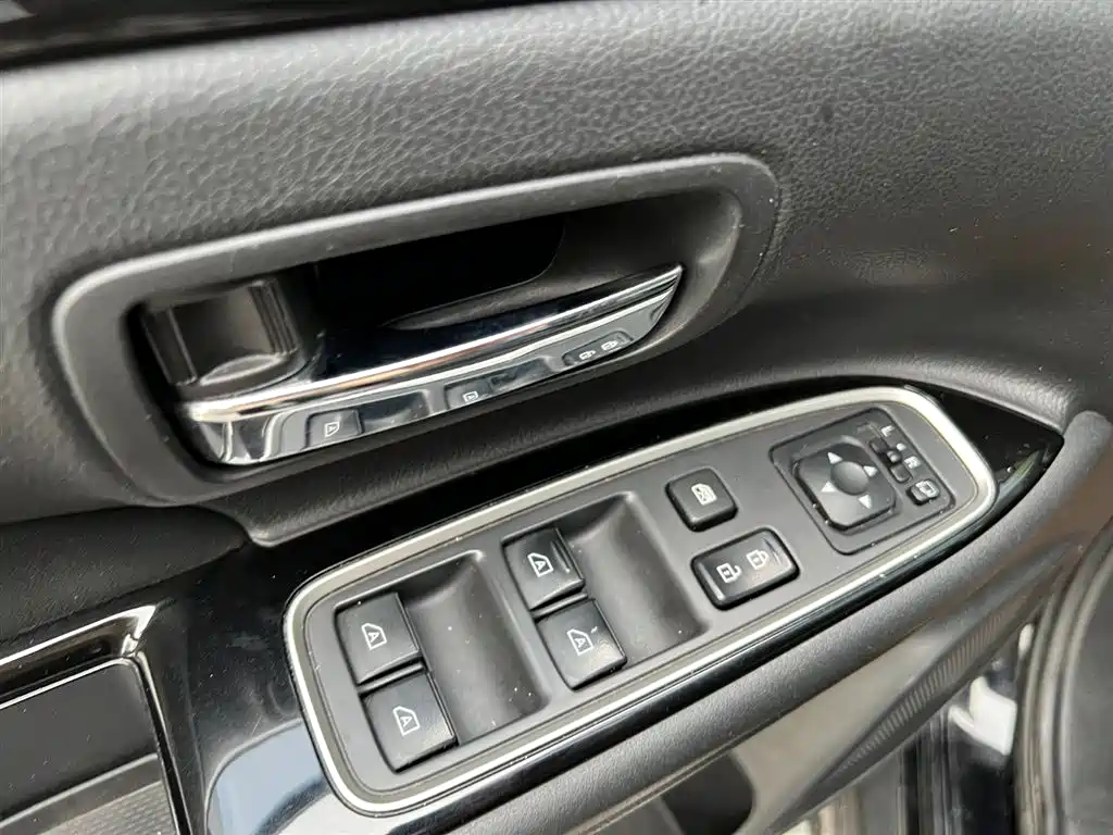 Outlander 2.0 L 2 WD Smooth Enjoyment 5-seat CN-V