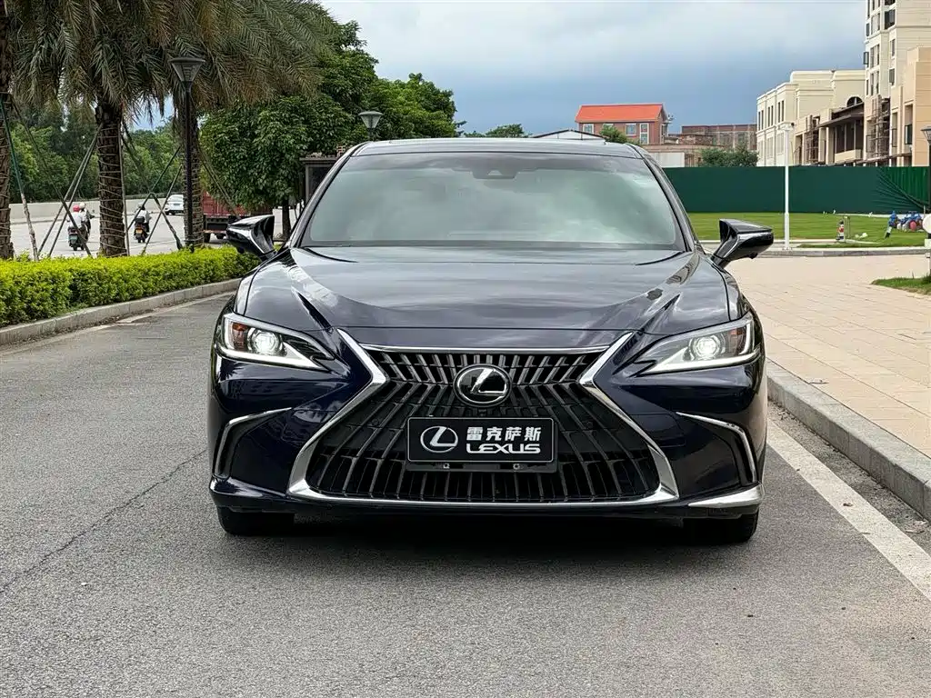 Lexus ES 200 Outstanding