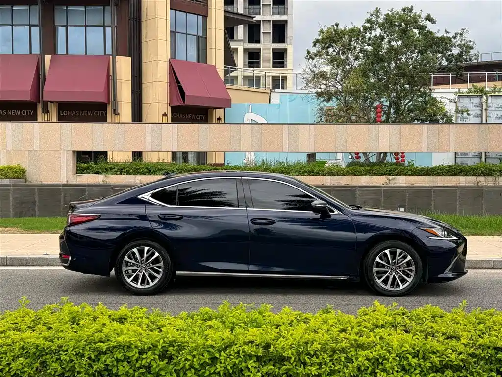 Lexus ES 200 Outstanding
