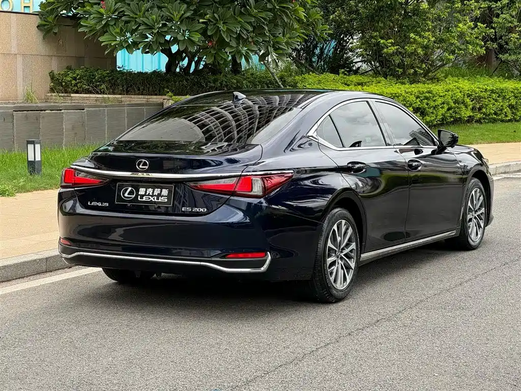 Lexus ES 200 Outstanding