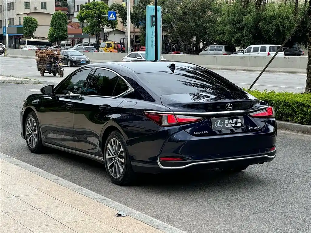 Lexus ES 200 Outstanding