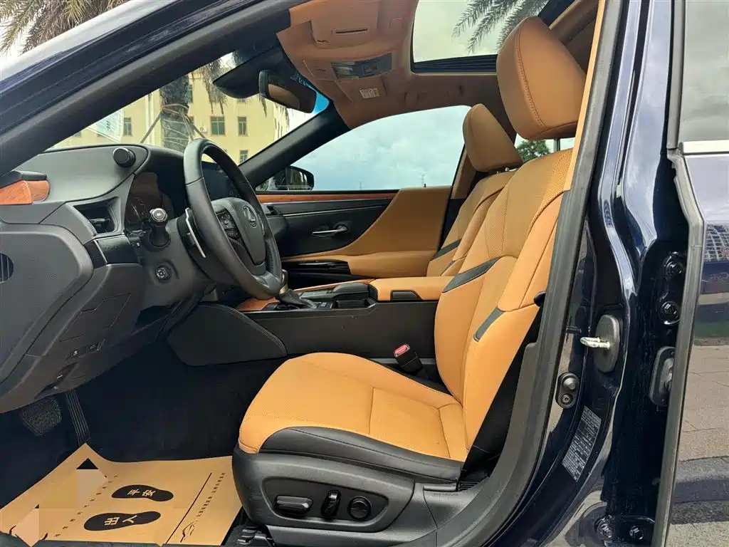 Lexus ES 200 Outstanding