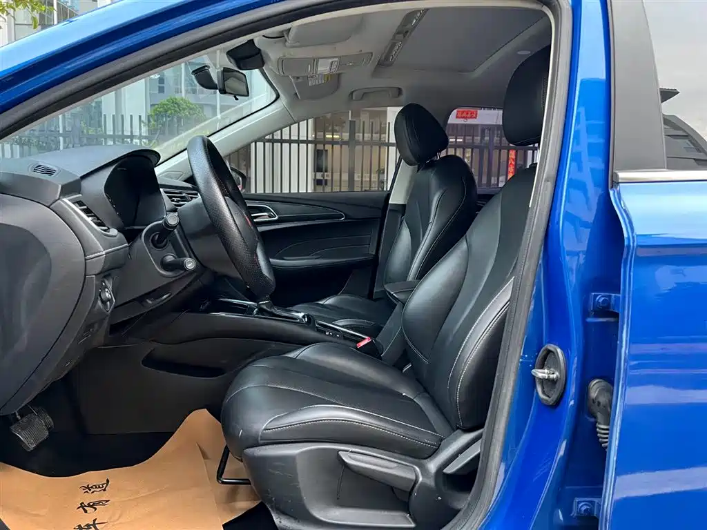 Roewe i5 1.5 L Auto 4 G Connected Leading Luxury Flagship